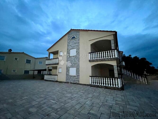 Apartmanska kuća s bazenom – 4 apartmana, 150 m od mora – ot - 3