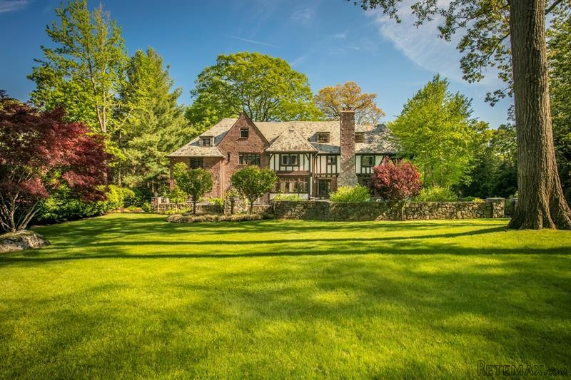 6 bedroom House For Sale: 10 Sound Road.. - 2