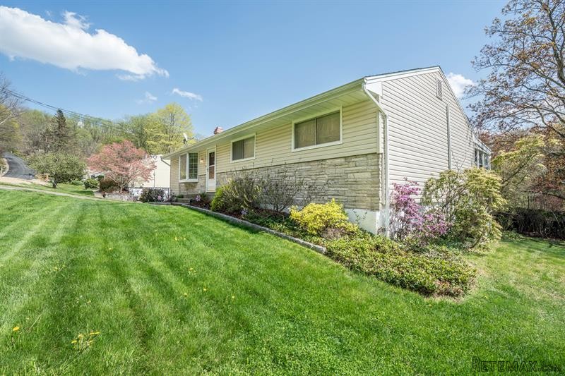 4 bedroom House For Sale: 17 Sugar Hill..