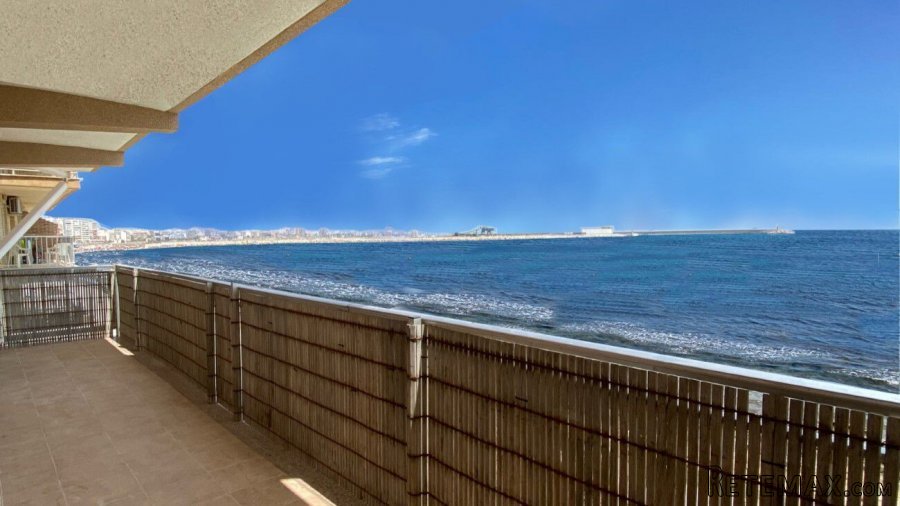 Este apartamento en primera línea de playa está situado en..