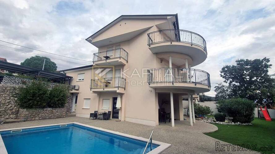 Ika, samostojeća vila s apartmanima i bazenom