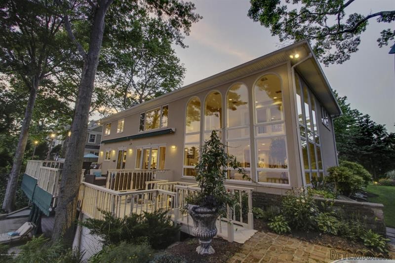 4 bedroom Detached House For Sale: 1000..