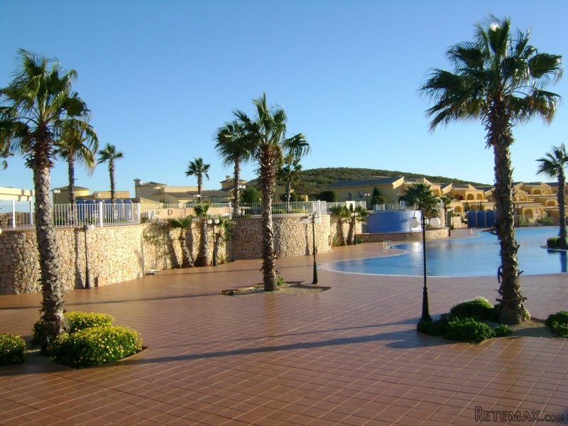 Well presented 2 bedroom apartment with.. - 2