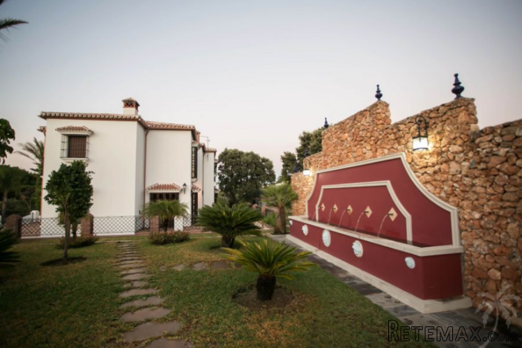 A beautiful villa on a plot of 12,000 m2 in a quiet and.. - 8