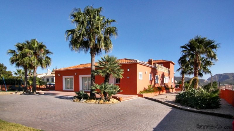 Beautiful villa at the foot of the..