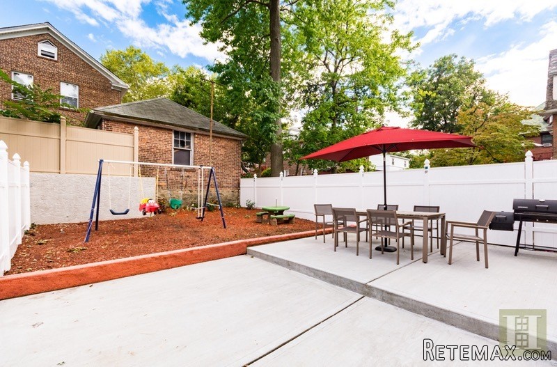 5 bedroom House For Sale: 6136 TYNDALL.. - 2