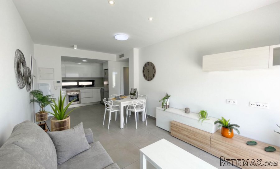 Apartamento en primera planta con un gran salón, cocina..