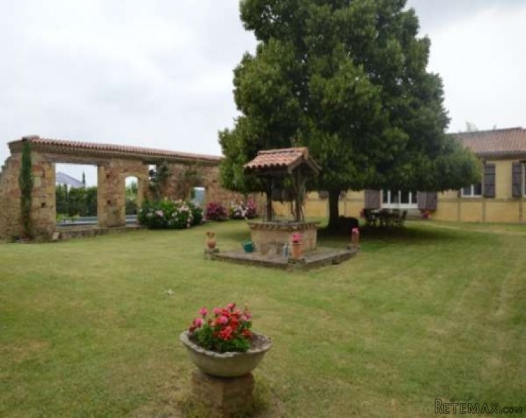 Country chartreuse with pool, mountain..