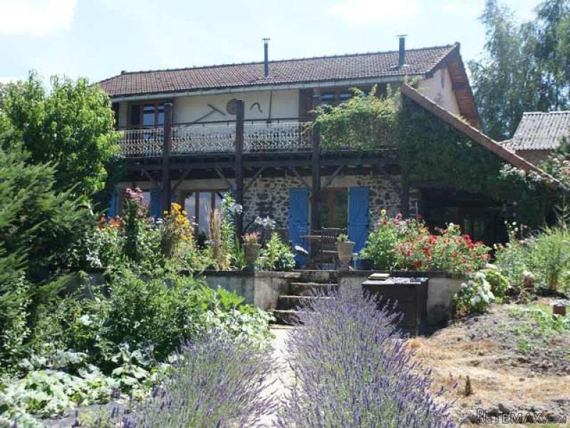 Tastefully Renovated Detached 3 Bed..