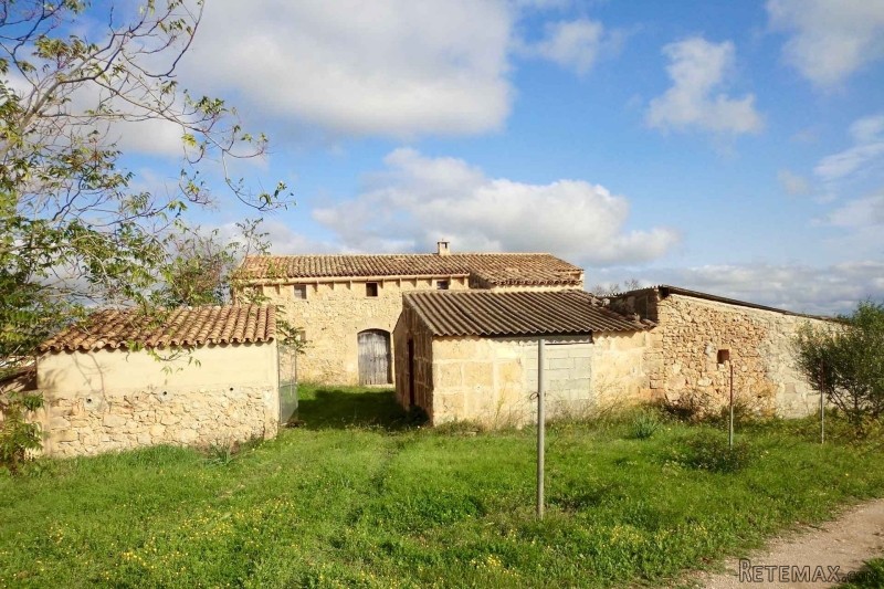 Old manorial house to reform with views..