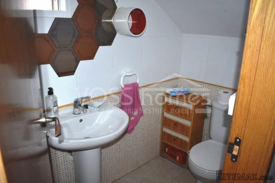 Modern 2 bed, 2 bath, 2 storey Duplex (town house) with.. - 8