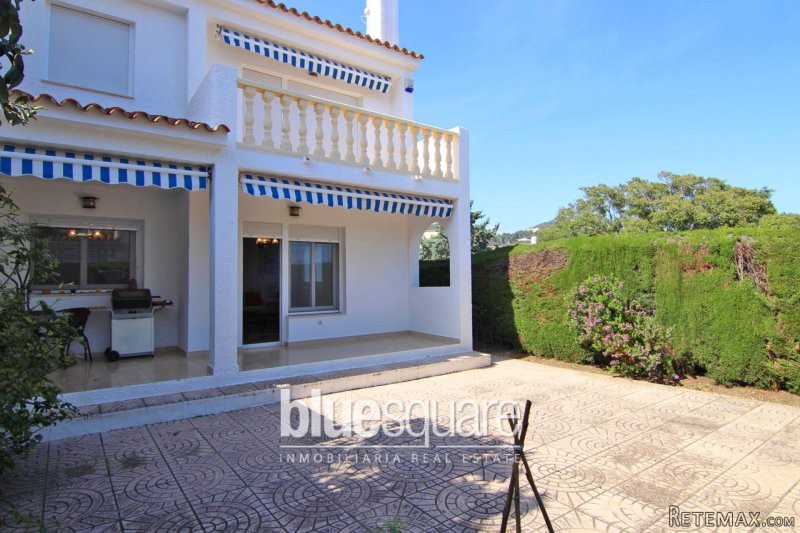 Semi-detached 3-bedroom villa close to..