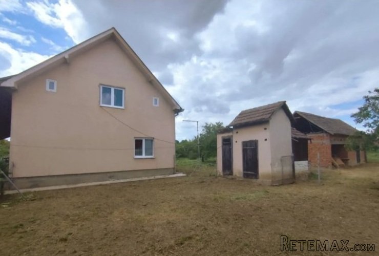 Prodajem kucu u selu Provo-Vladimirci - 8