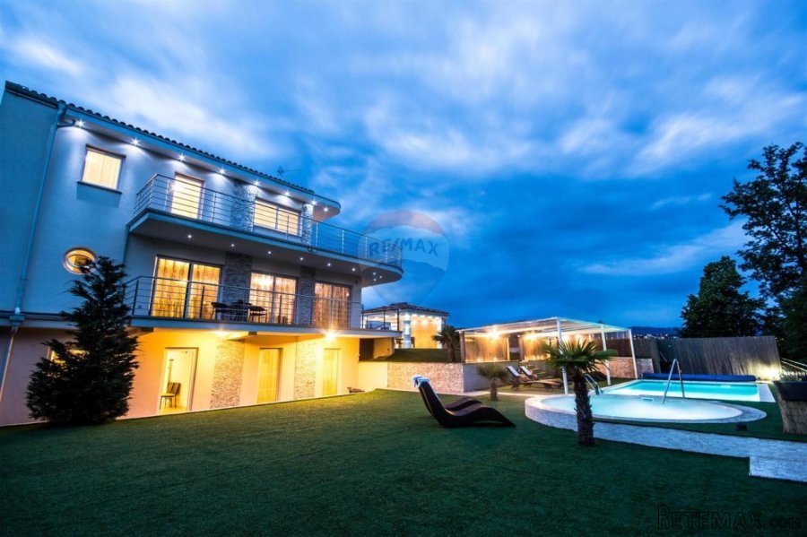 OPATIJA, POBRI- vila 697 m2 sa bazenom, teniskim terenom i o