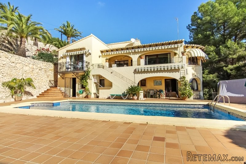 5 Bedroom 4 Bathroom Villa For Sale in..