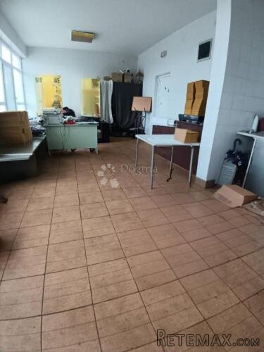 Prostran poslovni prostor u srcu Tenje!