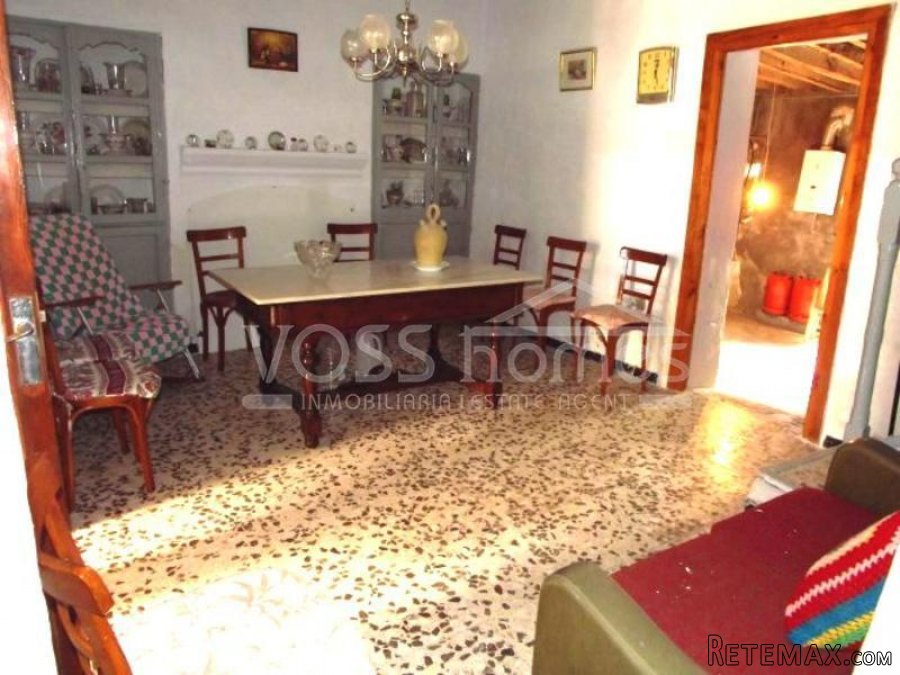 VILLAGE house of 2 storeys of 220m2 IN NEED OF RENOVATION.. - 9