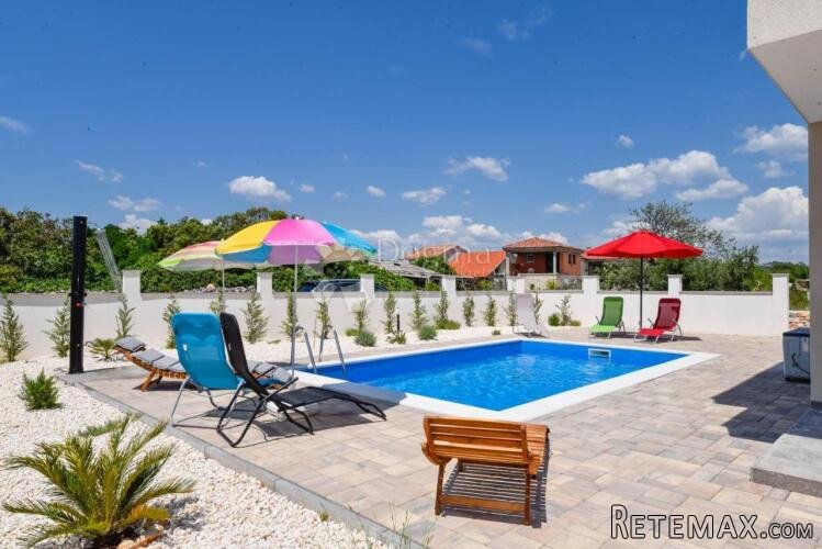 NOVOGRADNJA Vila s bazenom u blizini plaže Jadrija 140m2 - 2