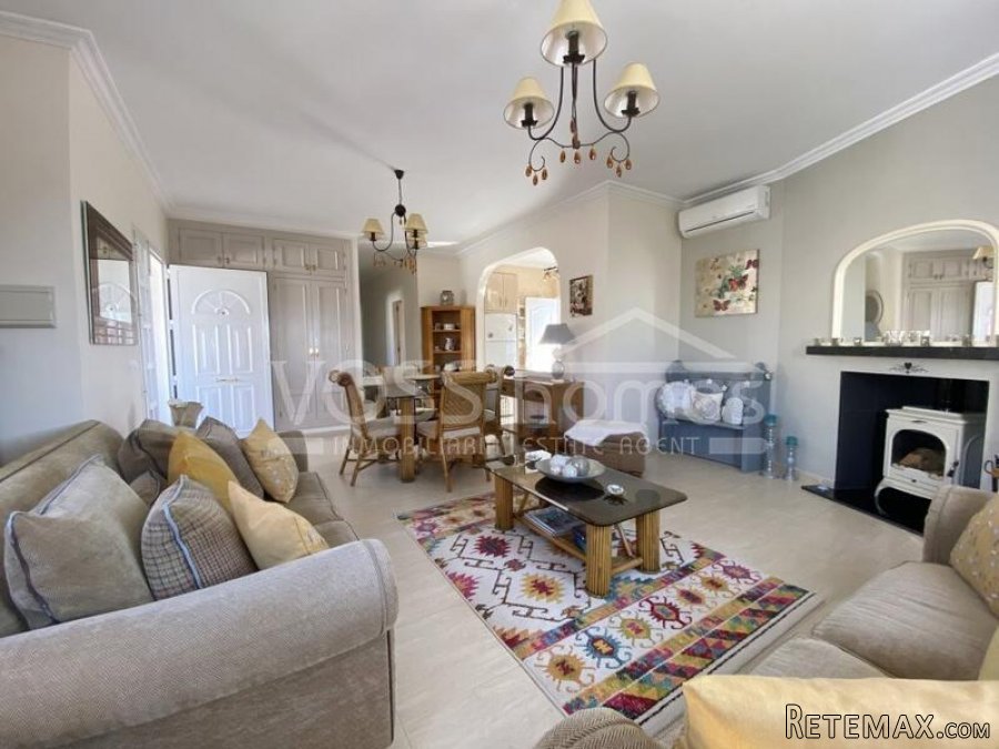 NEW & EXCLUSIVE LISTING TO VOSS HOMES - Immaculately.. - 3
