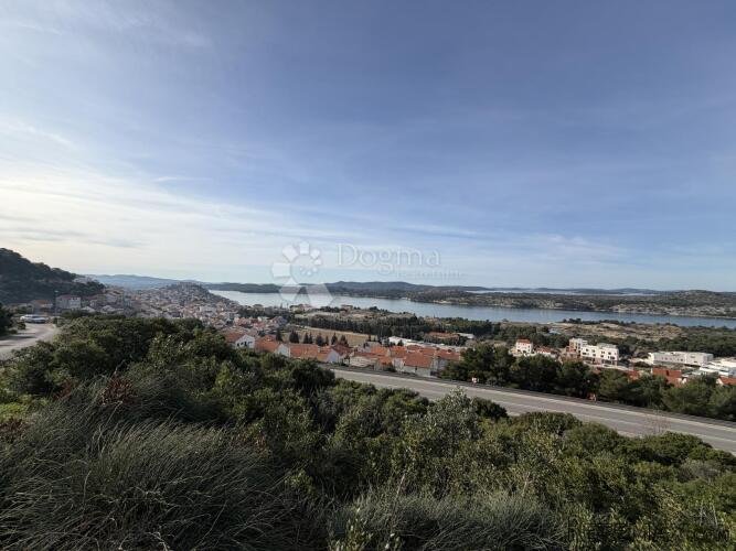 ZA INVESTITORE - ŠIBENIK- GRAĐEVINSKO ZEMLJIŠTE SA POGLEDOM