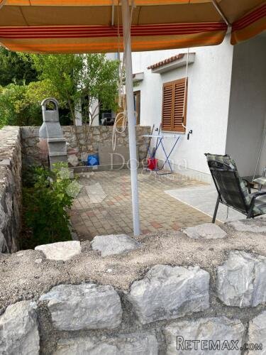 APARTMAN U PRIZEMLJU, 2S+DB, SA OKUĆNICOM I PARKINGOM