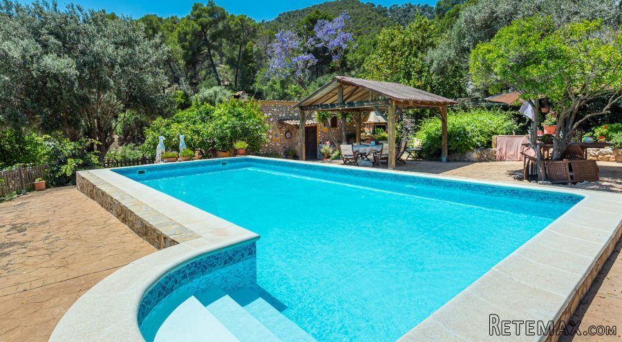 A charming small estate of 10,230 m2 with 3 dwellings, 2..