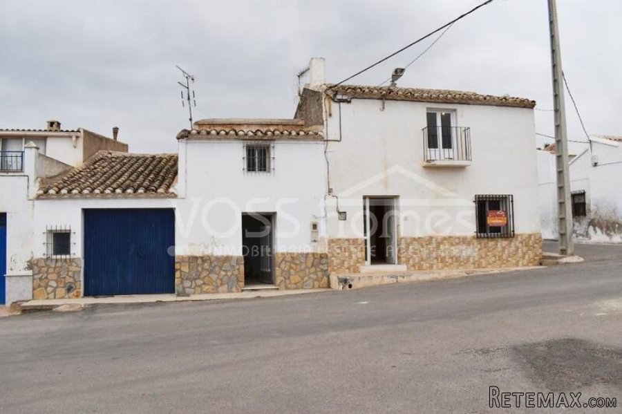 A spacious 2 storey village property of 291m2 currrently.. - 2