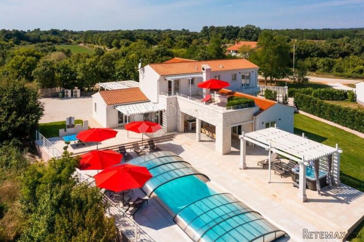 PROSTRANA VILLA S BAZENOM I SADRŽAJIMA NA RUBU SELA
