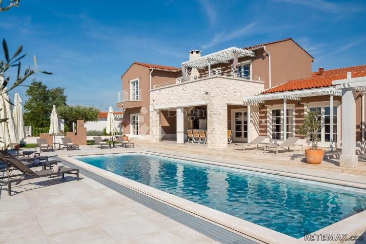VILLA KOJA ODIŠE ELGANCIJOM, SA BAZENOM I POMOĆNIM OBJEKTOM