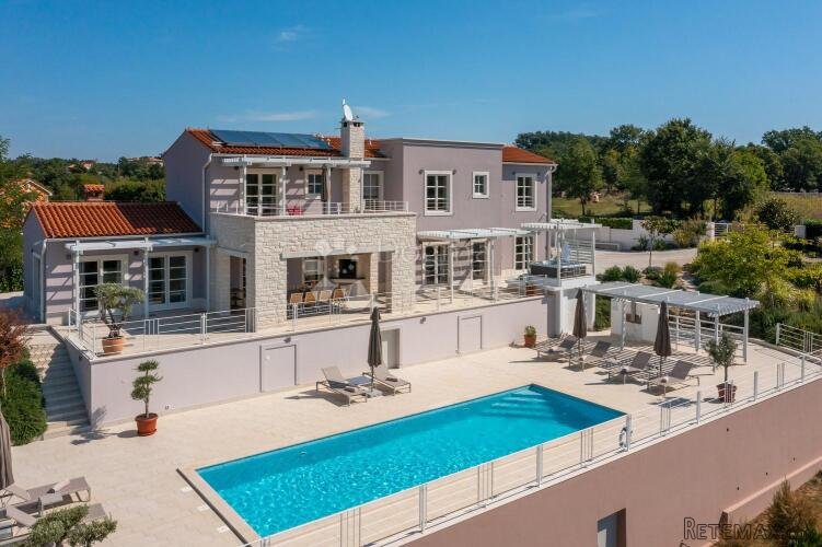 OTMJENA VILLA SA BAZENOM NA LIJEPOJ LOKACIJI