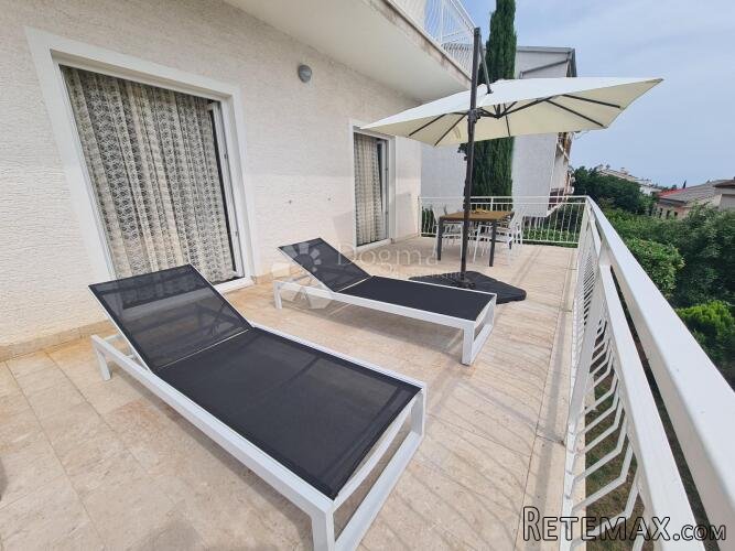 Dramalj, apartmanska kuća 200 m od mora
