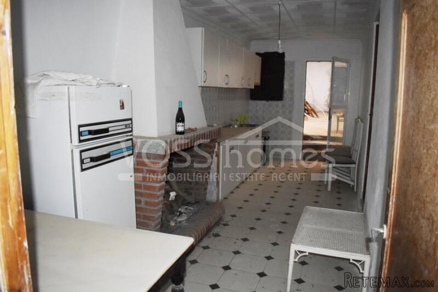 A spacious 2 storey village property of 291m2 currrently.. - 9