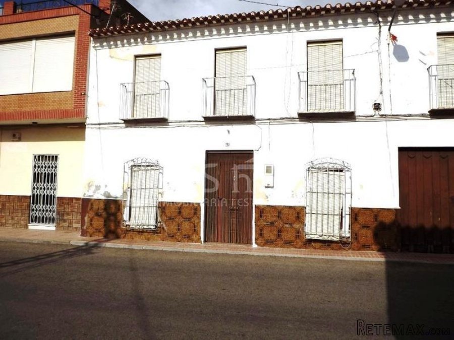 REDUCED!!! A large 2 storey 5 bed, 1 bath village house.. - 2
