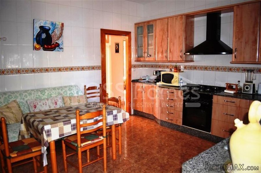 An impressive, larger than average 4 bed, 2 bath Country.. - 14