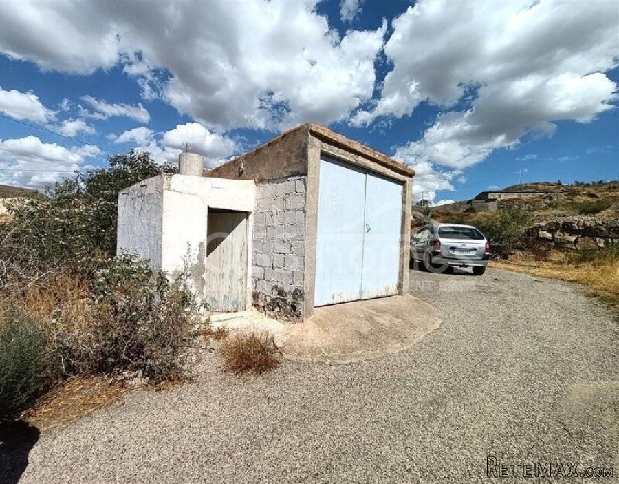 NEW LISTING - An attractive, traditional 3 bed, 1 bath (.. - 4