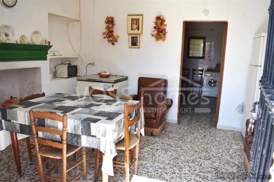NEW LISTING - An attractive, traditional 3 bed, 1 bath (.. - 5