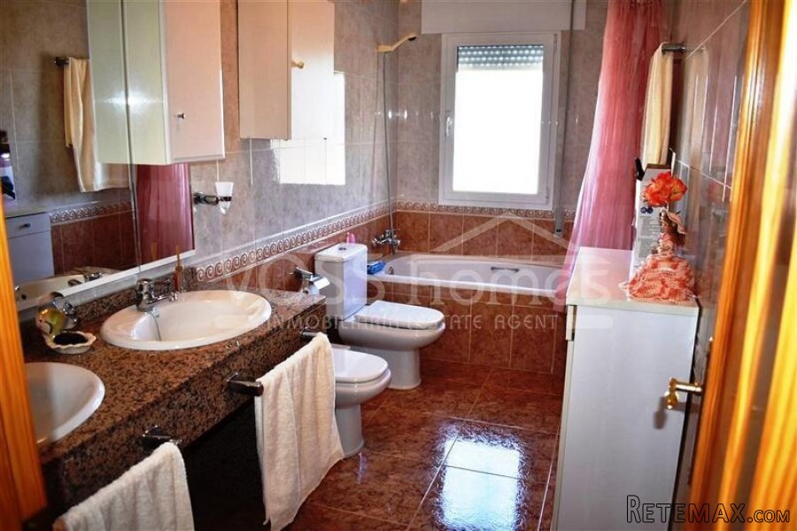 An impressive, larger than average 4 bed, 2 bath Country.. - 17