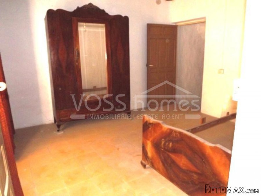 REDUCED!!! A large 2 storey 5 bed, 1 bath village house.. - 9