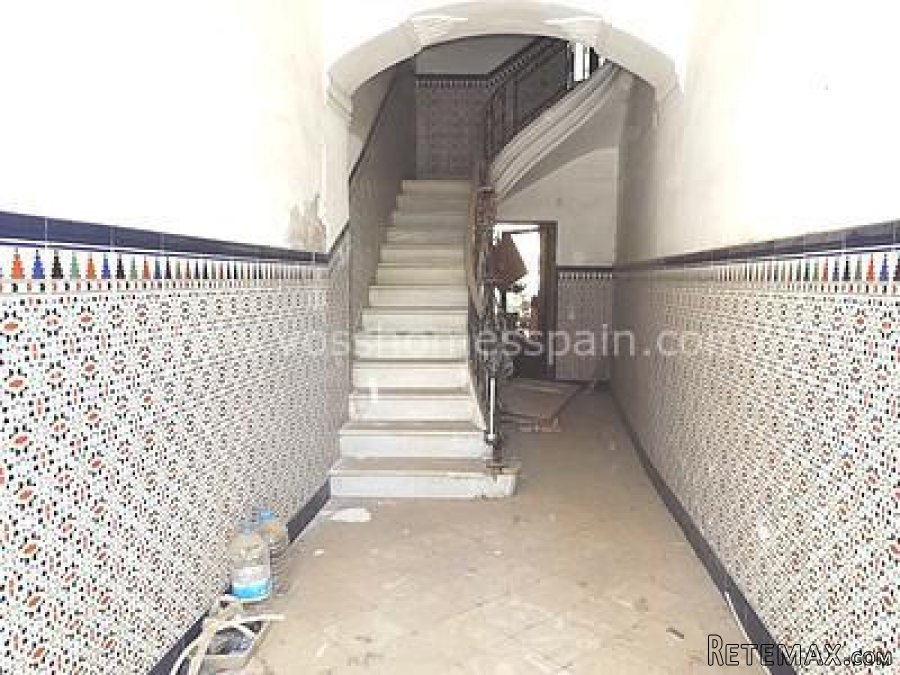 Large and sunny 3 bed, 1 bath town, 1st floor, apartment.. - 2