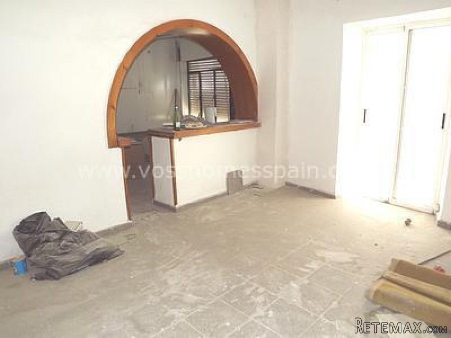 Large and sunny 3 bed, 1 bath town, 1st floor, apartment.. - 3