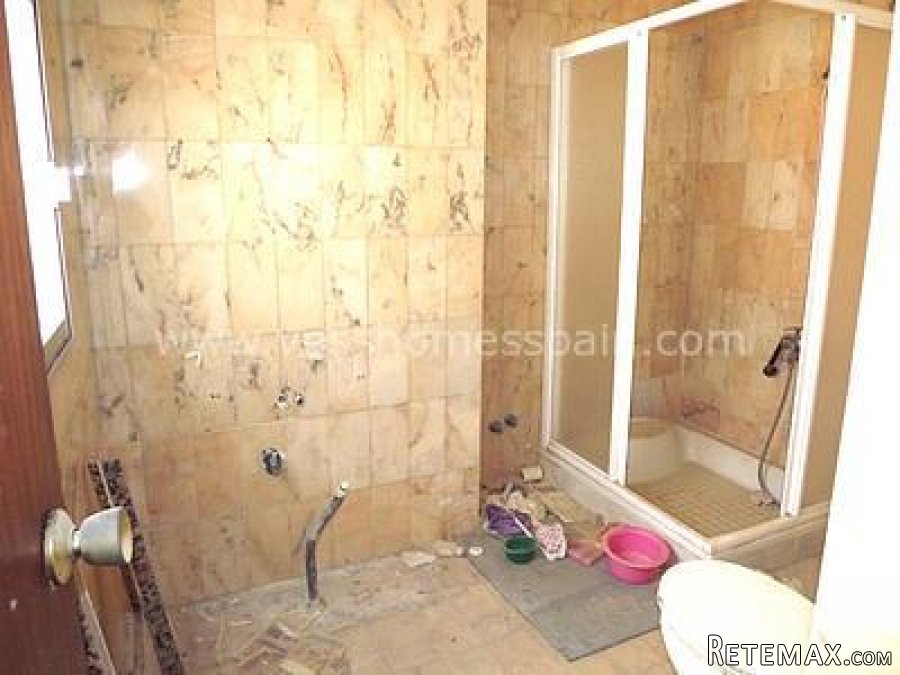 Large and sunny 3 bed, 1 bath town, 1st floor, apartment.. - 4