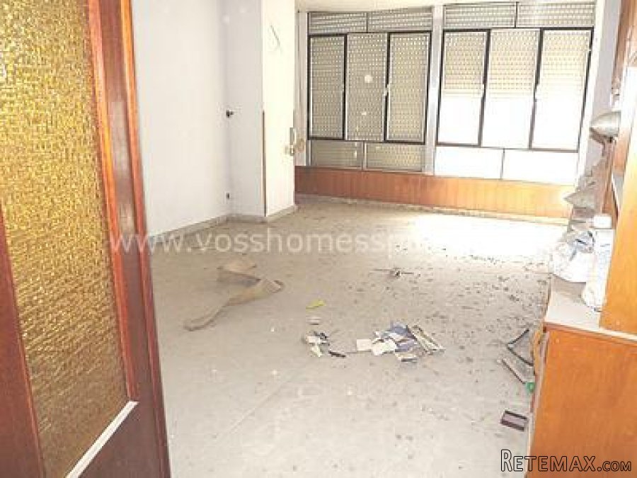 Large and sunny 3 bed, 1 bath town, 1st floor, apartment.. - 5
