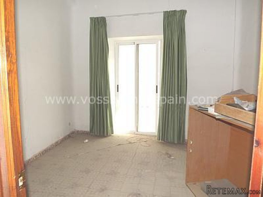 Large and sunny 3 bed, 1 bath town, 1st floor, apartment.. - 6