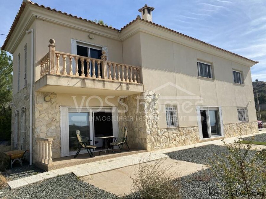 NEW & EXCLUSIVE LISTING TO VOSS HOMES - A huge, luxury.. - 6