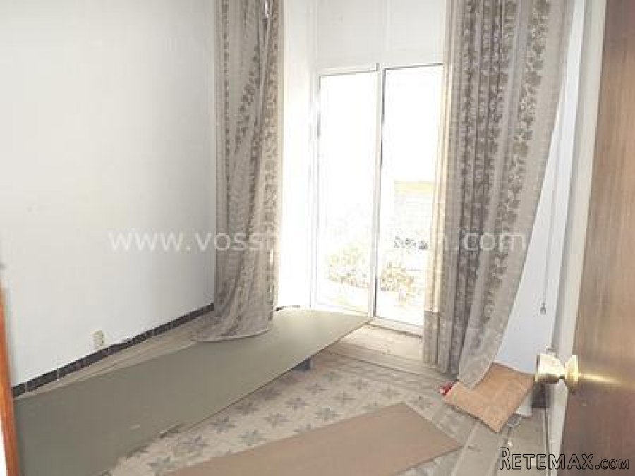 Large and sunny 3 bed, 1 bath town, 1st floor, apartment.. - 7