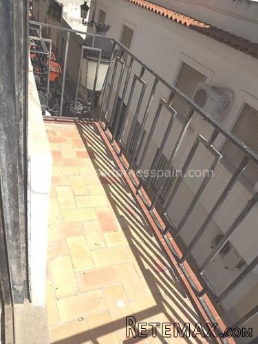 Large and sunny 3 bed, 1 bath town, 1st floor, apartment.. - 8
