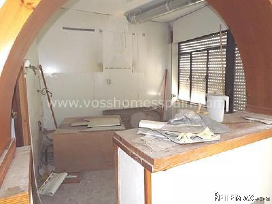 Large and sunny 3 bed, 1 bath town, 1st floor, apartment.. - 9