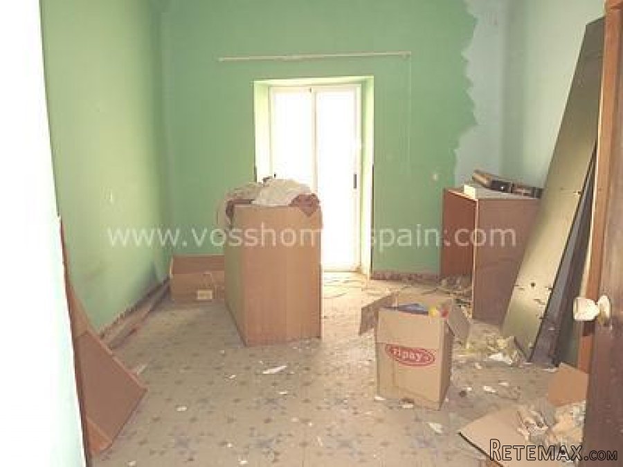 Large and sunny 3 bed, 1 bath town, 1st floor, apartment.. - 10
