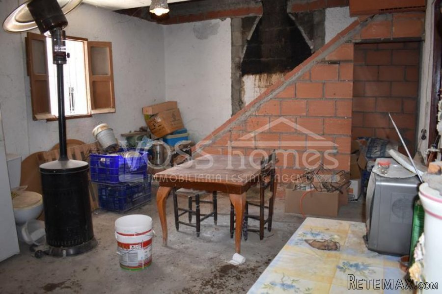 A Spacious potentially 3 bed, 1 / 2 bath, 2 storey, village.. - 4
