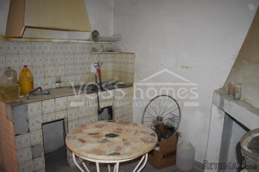A Spacious potentially 3 bed, 1 / 2 bath, 2 storey, village.. - 7